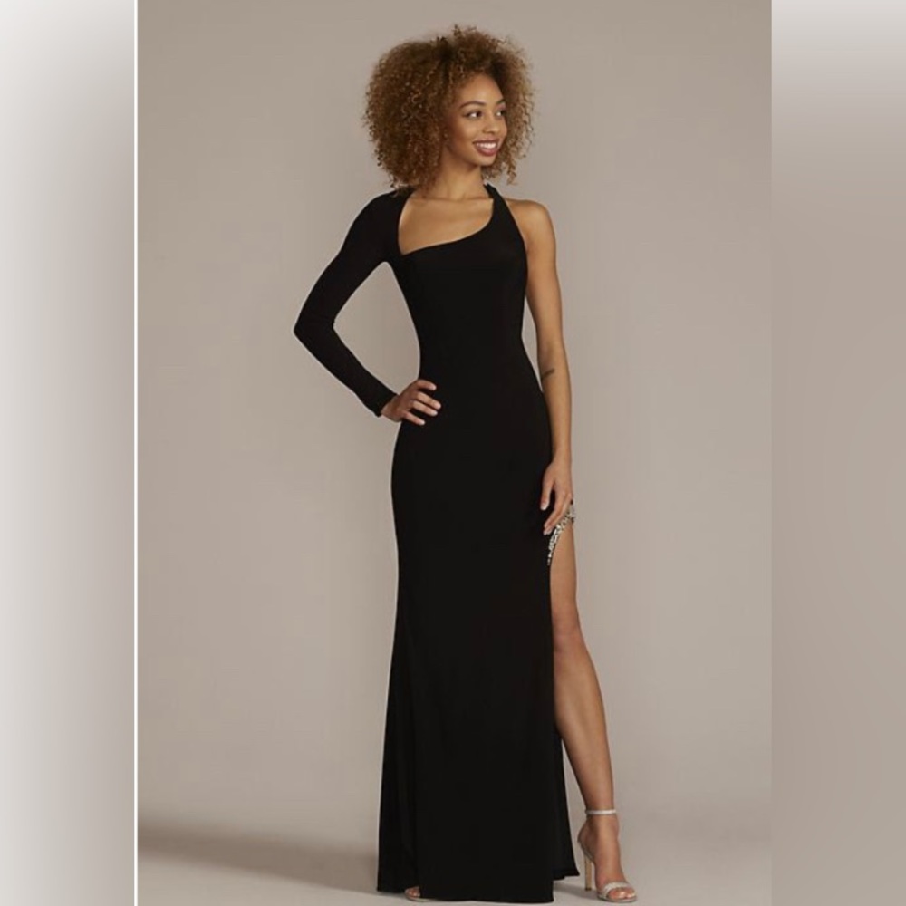 Prom/Party dress.Never worn with tags. Elegant Galina Signature gown.